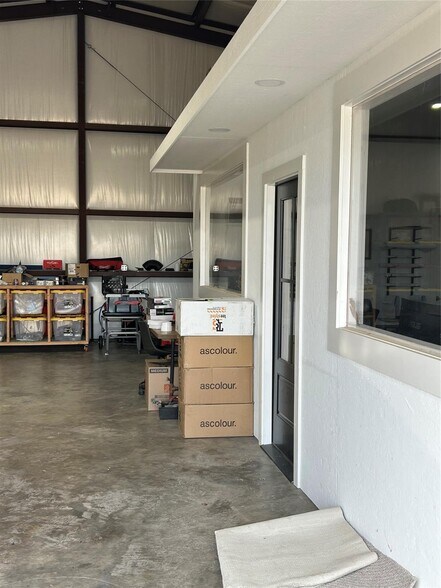 More Photos Of 132 N Grants Ln, White Settlement Flex For Lease