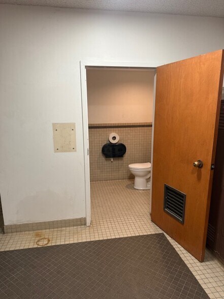 More Photos Of 905-917 Corporation St, Santa Paula Warehouse For Sale