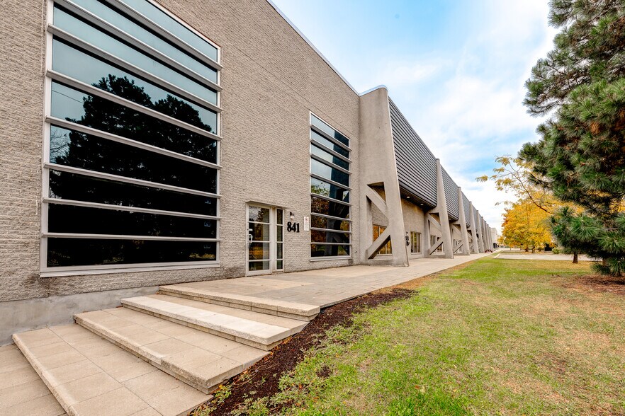 More Photos Of 839-859 Jean-Paul-Vincent, Longueuil Warehouse For Lease