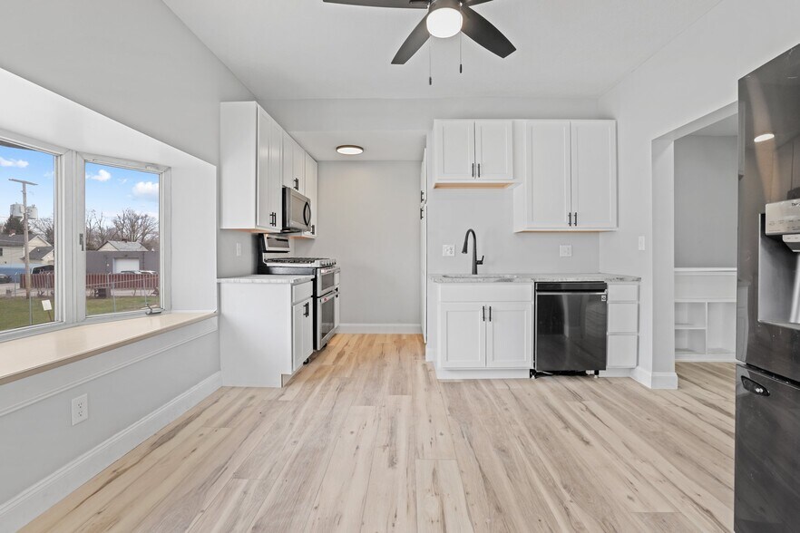 More Photos Of 1890 S High St, Columbus Light Distribution For Sale