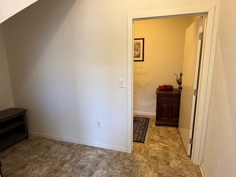 More Photos Of 300 N Broad St, Globe Specialty For Sale