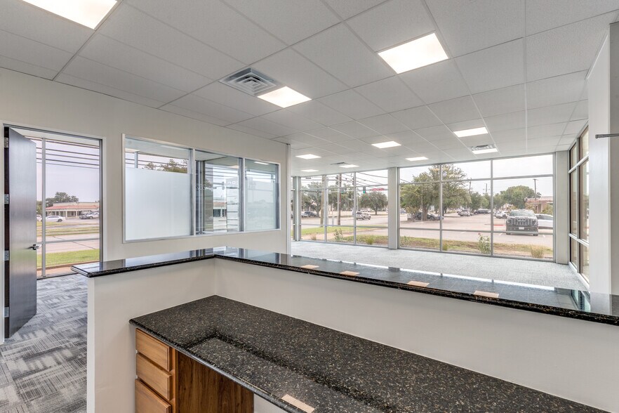 More Photos Of 2824 Valley View Ln, Farmers Branch Medical For Sale