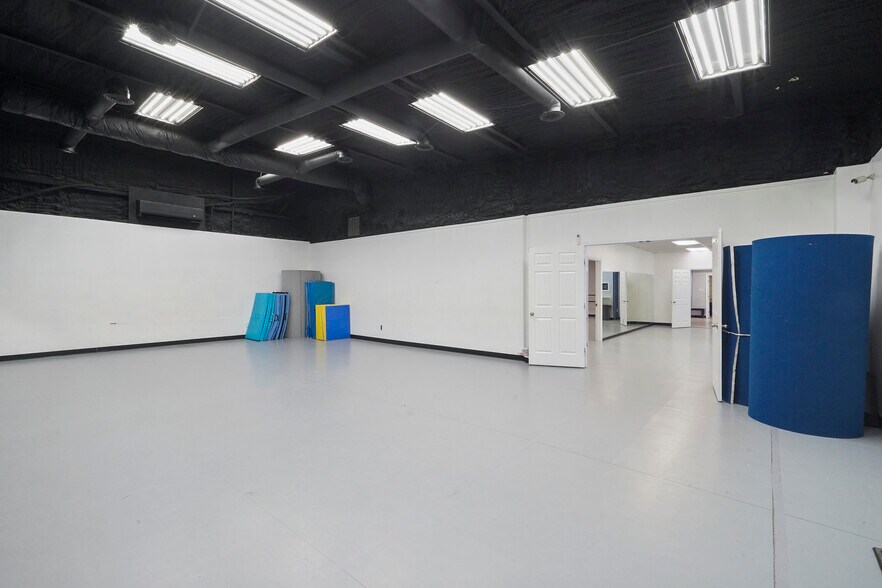 More Photos Of 25020 Oakhurst Dr, Spring Warehouse For Sale