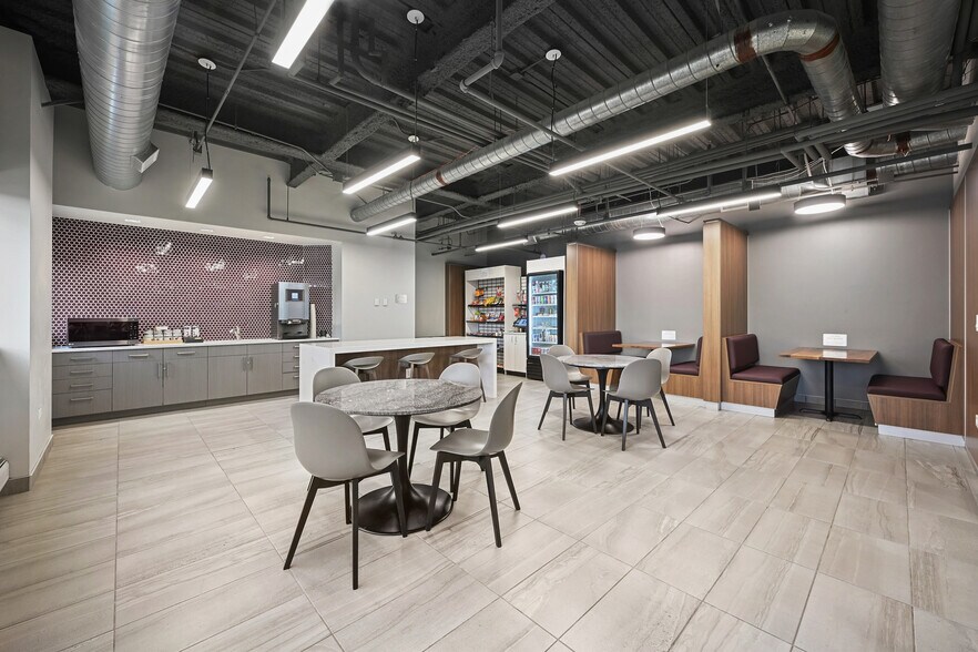 More Photos Of 425 S Cherry St, Glendale Office For Lease