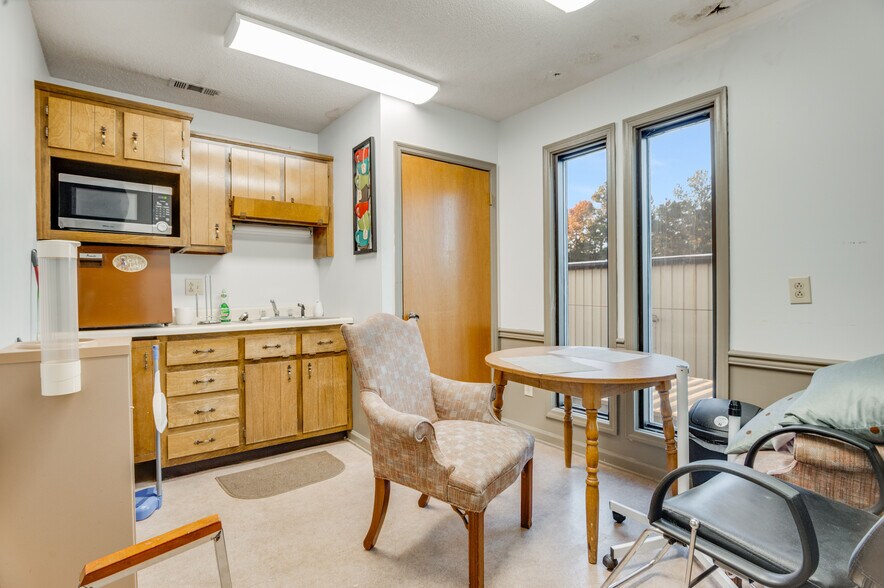 More Photos Of 411 Western Blvd, Jacksonville Office For Sale