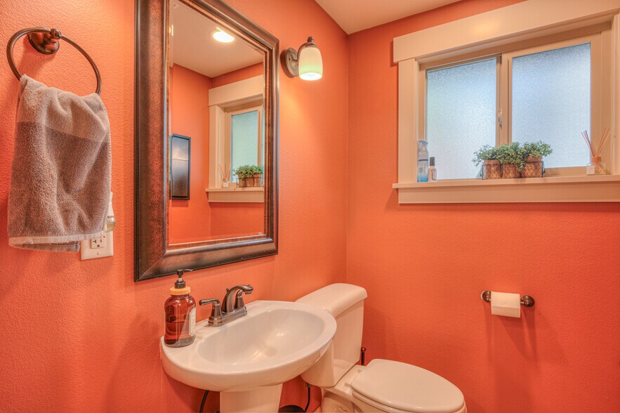 More Photos Of 525 NE Greenwood Ave, Bend Office For Sale