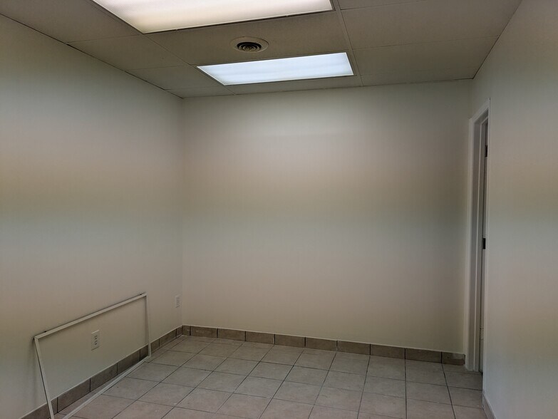 More Photos Of 1434-1436 Chambers Rd, Saint Louis Veterinarian Kennel For Sale