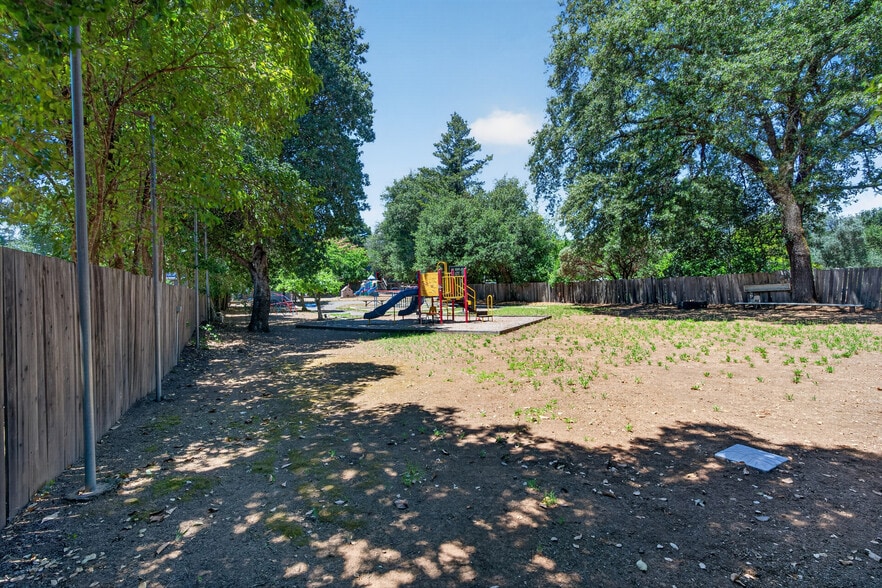 More Photos Of 530 N Cloverdale Blvd, Cloverdale Specialty For Sale