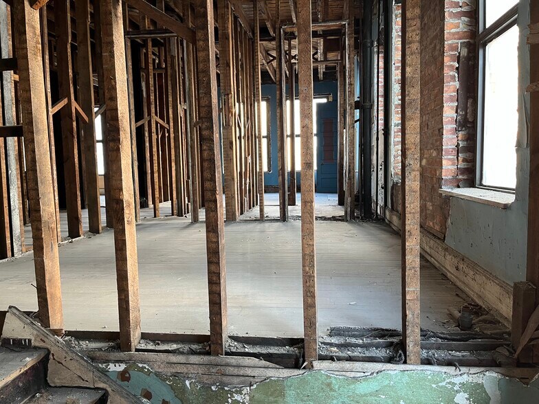 More Photos Of 901 Madison Ave, Toledo Storefront Retail Residential For Lease