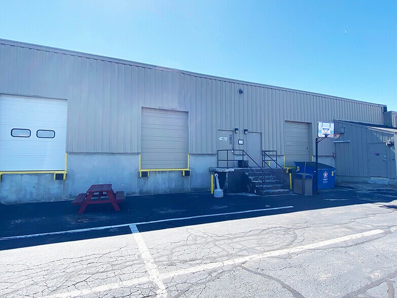 More Photos Of 1 Perimeter Rd, Manchester Distribution For Lease