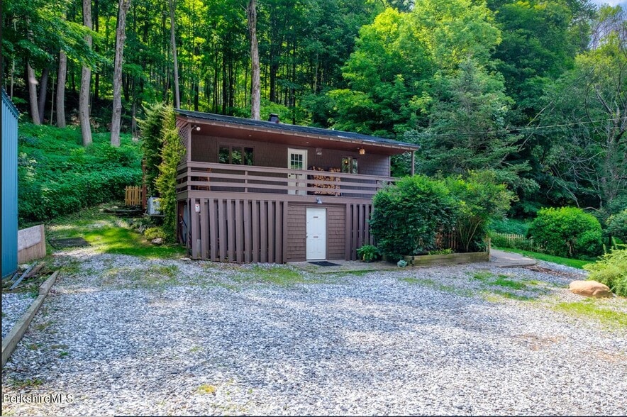 More Photos Of 1099 New Ashford Rd, Williamstown Veterinarian Kennel For Sale