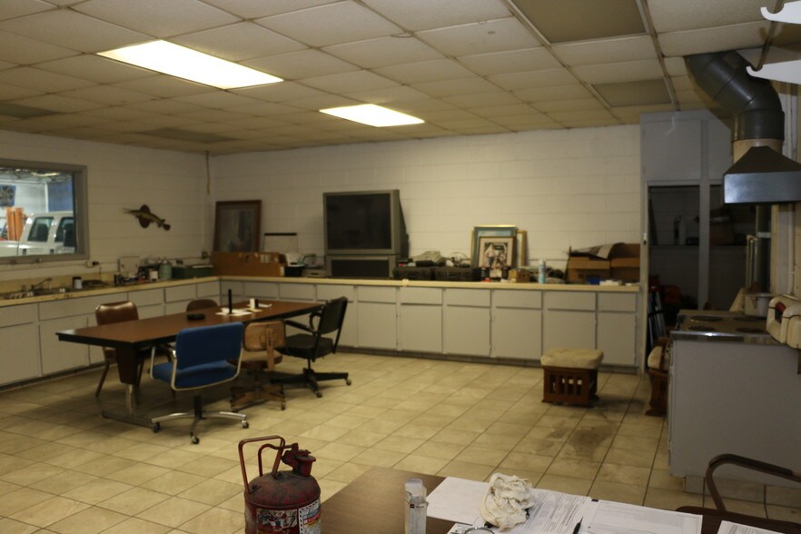 More Photos Of 28530 Reynolds St, Inkster Manufacturing For Lease