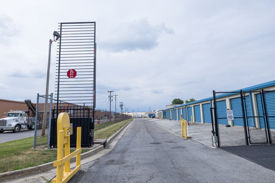 More Photos Of 1823 E 53rd St, Anderson Self Storage For Lease