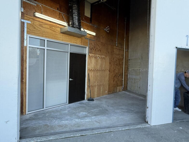 More Photos Of 444 Airport Blvd, Watsonville Light Distribution For Lease