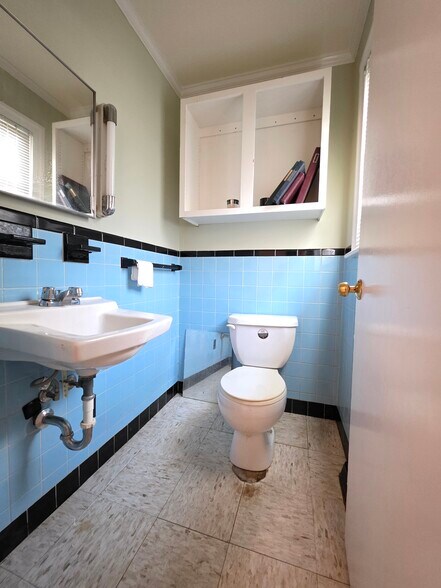 More Photos Of 2034 W 5th St, Washington Showroom For Sale