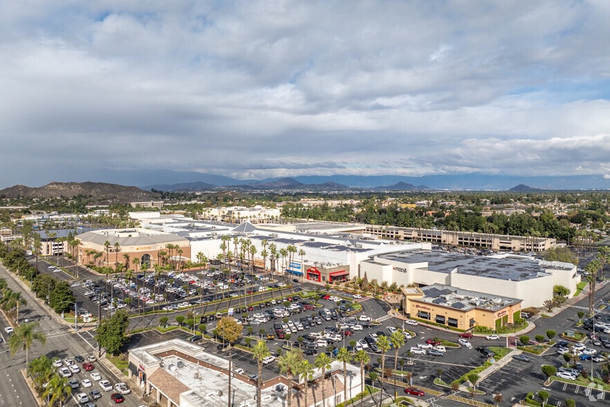 More Photos Of 1299 Galleria, Riverside Unknown For Lease