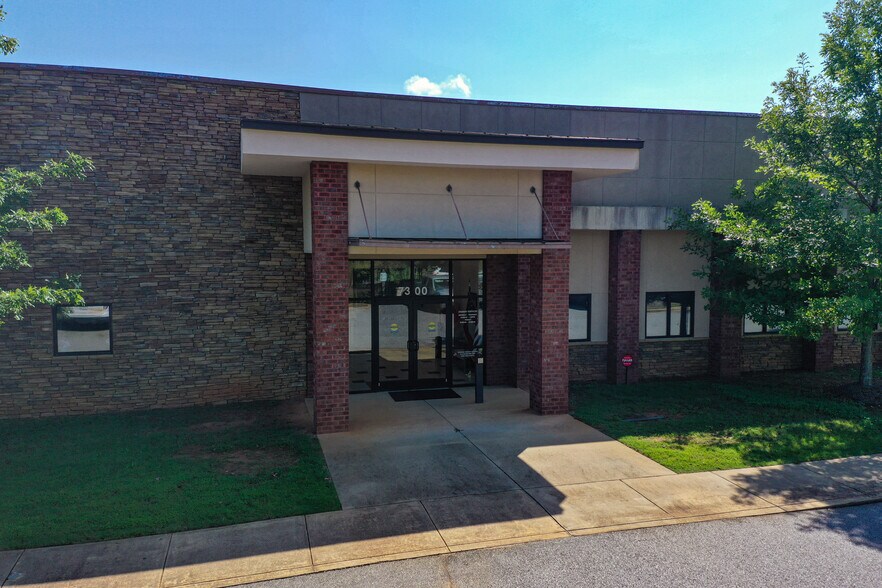 More Photos Of 7300 Blackmon Rd, Columbus Schools For Lease