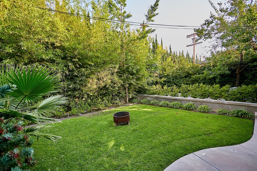 More Photos Of 658 S Bronson Ave, Los Angeles Office Residential For Sale