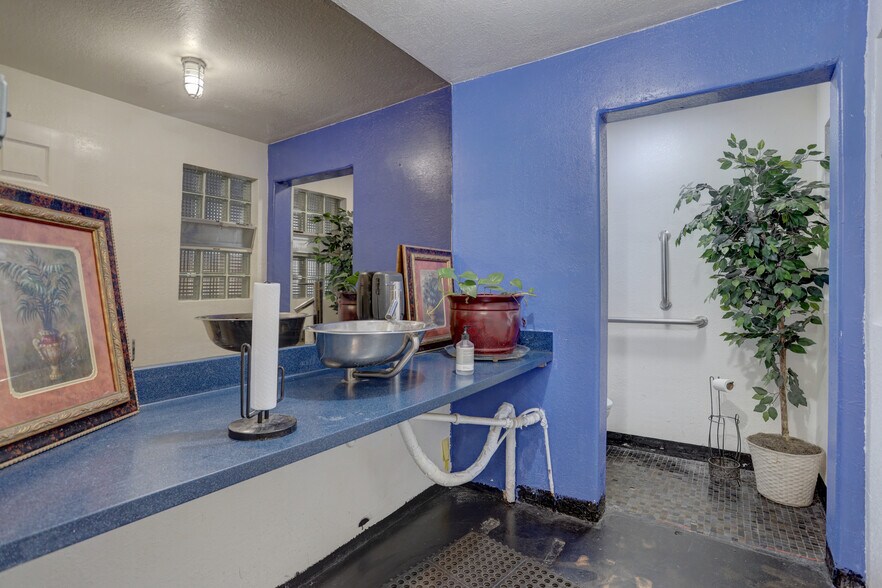 More Photos Of 3900-3910 W Colfax Ave, Denver Storefront For Lease