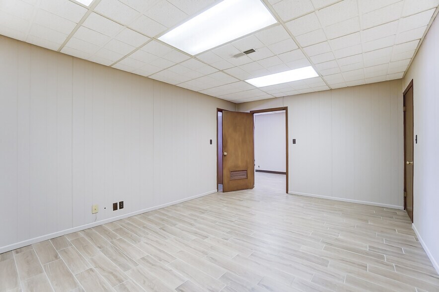 More Photos Of 112-120 N West St, Lima Storefront Retail Office For Lease