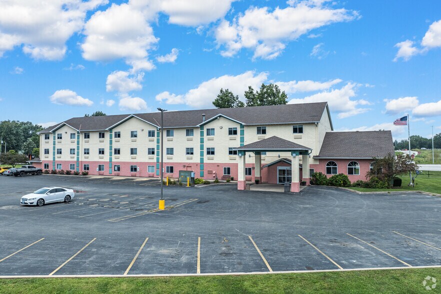 More Photos Of 2285 Washington St, Galesburg Hotel For Sale