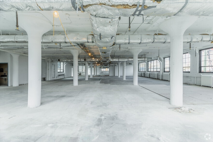 More Photos Of 33-00 47th Ave, Long Island City Warehouse For Lease