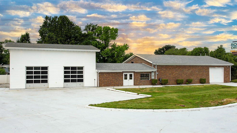 More Photos Of 7455 Veterans Memorial Pky, Saint Peters Service For Sale