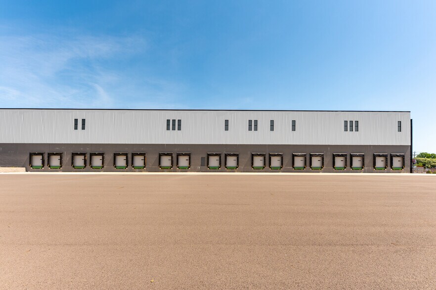 More Photos Of 102 Dolson Ave, Middletown Distribution For Lease