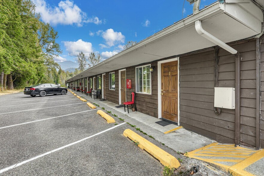 More Photos Of 44618 State Route 20, Concrete Hotel For Sale