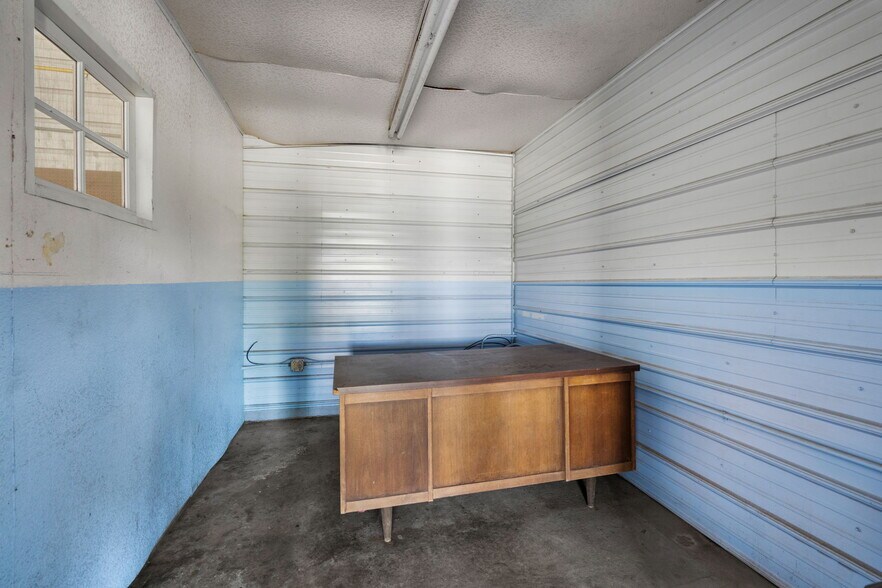 More Photos Of 3401 W Oakland Ave, Austin Truck Stop For Sale