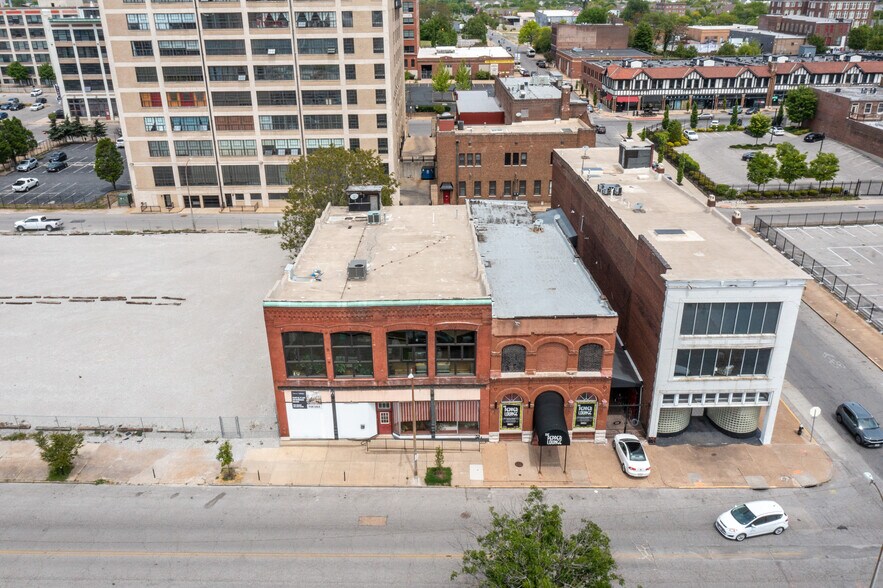 More Photos Of 2007-2009 Locust St, Saint Louis Storefront Retail Residential For Lease