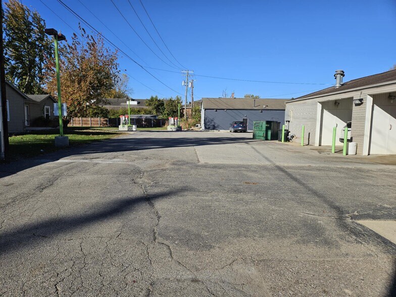 More Photos Of 19162 Huron River Dr, New Boston Specialty For Sale