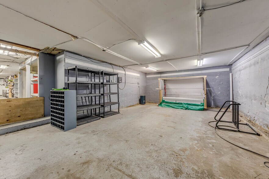 More Photos Of 3267 Lake Shore Blvd W, Toronto Storefront For Sale