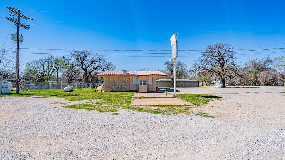 More Photos Of 1300 Liberty School Rd, Azle General Retail For Sale