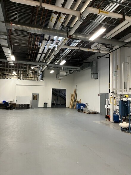 More Photos Of 1300 Chase Ave, Elk Grove Village Light Manufacturing For Sale