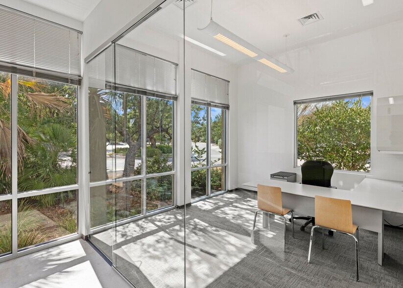 More Photos Of 16022 Via Shavano, San Antonio Office For Lease
