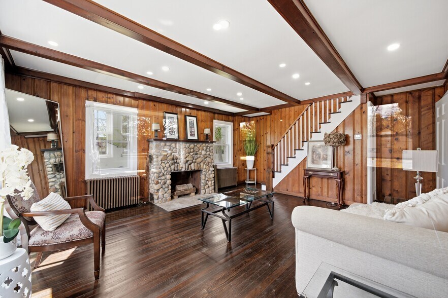 More Photos Of 749 E Main St, Kings Park Office For Sale
