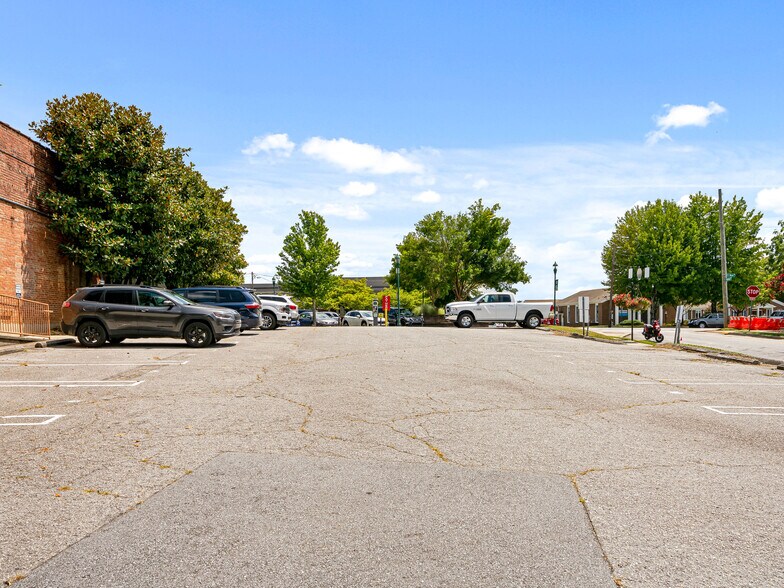 More Photos Of 125 S Main St, Hendersonville Storefront For Sale