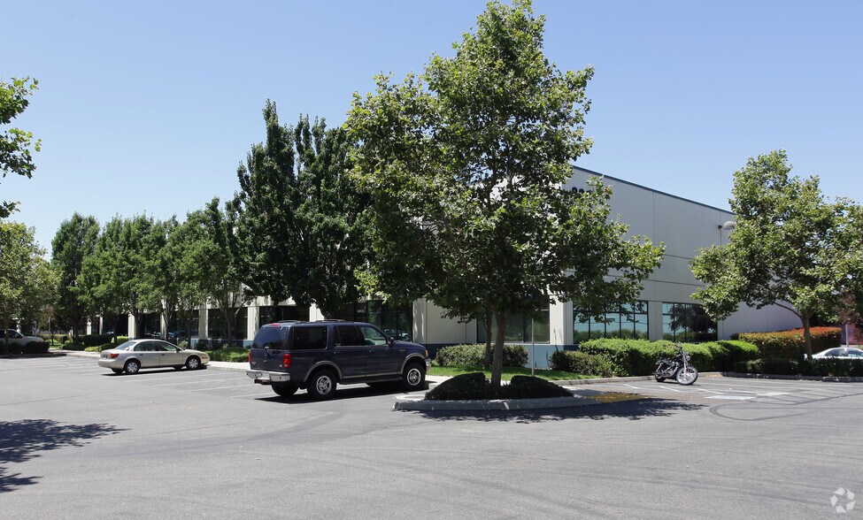 More Photos Of 830 Riverside Pky, West Sacramento Light Distribution For Lease