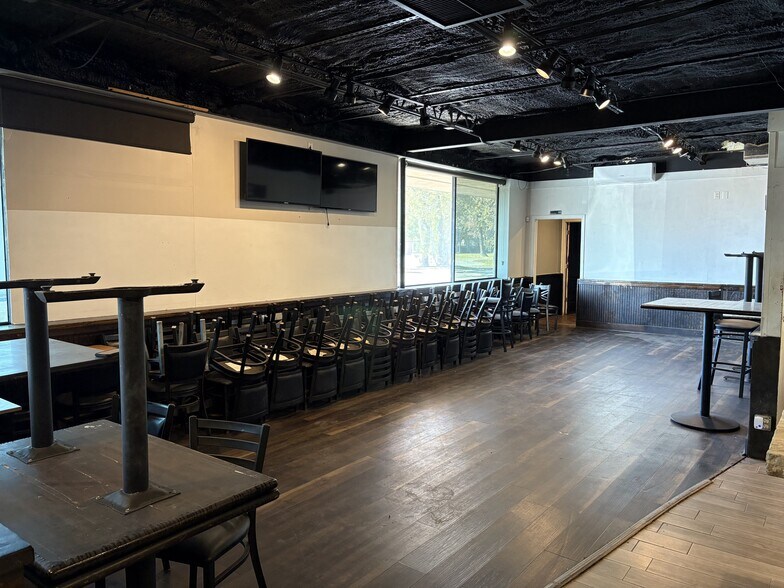 More Photos Of 1000 W Main St, Tomball Restaurant For Lease