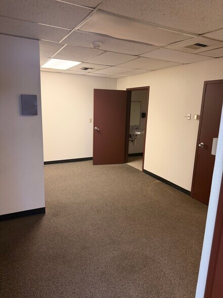 More Photos Of 132 W 7th St, Odessa Specialty For Lease