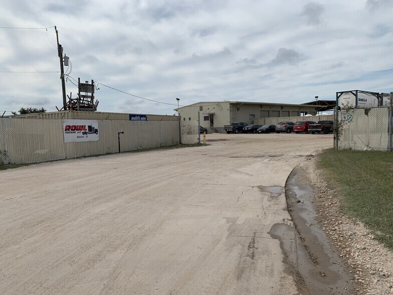 More Photos Of 6110 Red Bluff Rd, Pasadena Distribution For Lease