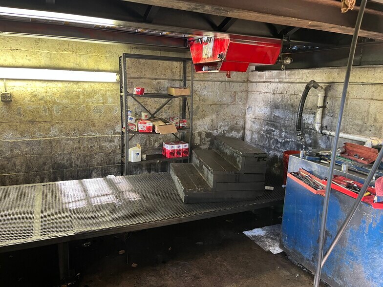 More Photos Of 1202 Cherokee St, Lindsay Auto Repair For Sale