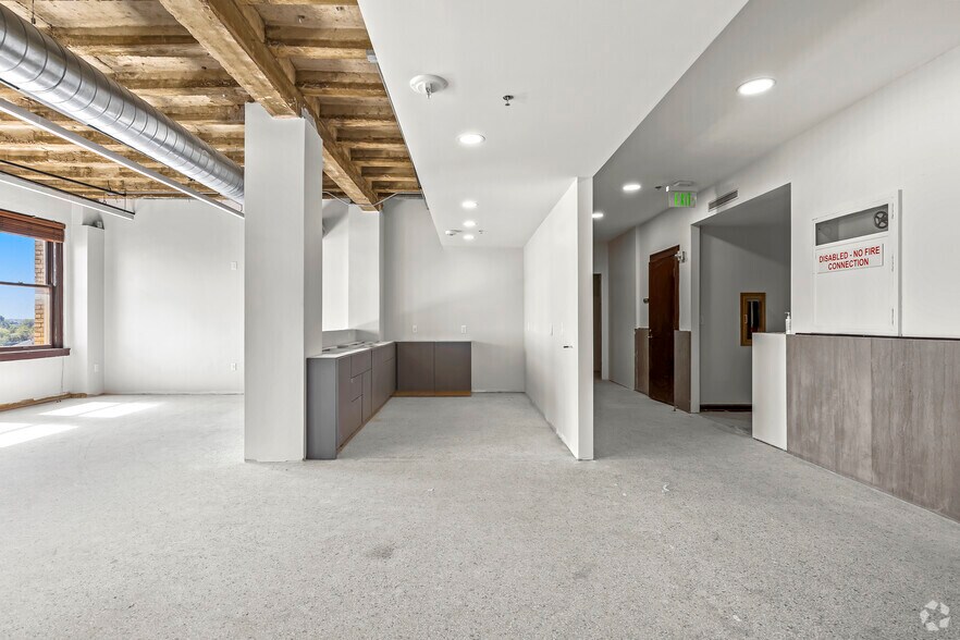 More Photos Of 351 W Jefferson Blvd, Dallas Office For Lease