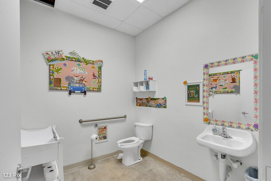 More Photos Of 625 N Bridgeport Ter, Lindenhurst Freestanding For Sale