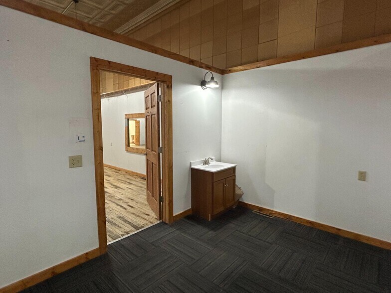 More Photos Of 212 N Main St, Ainsworth Loft Creative Space For Sale