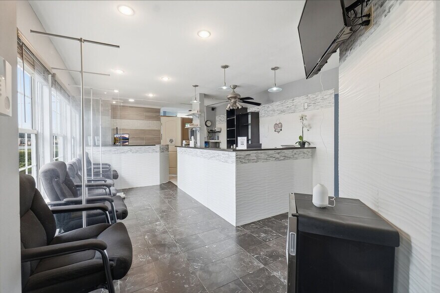 More Photos Of 9510 Lanham Severn Rd, Lanham Office For Sale