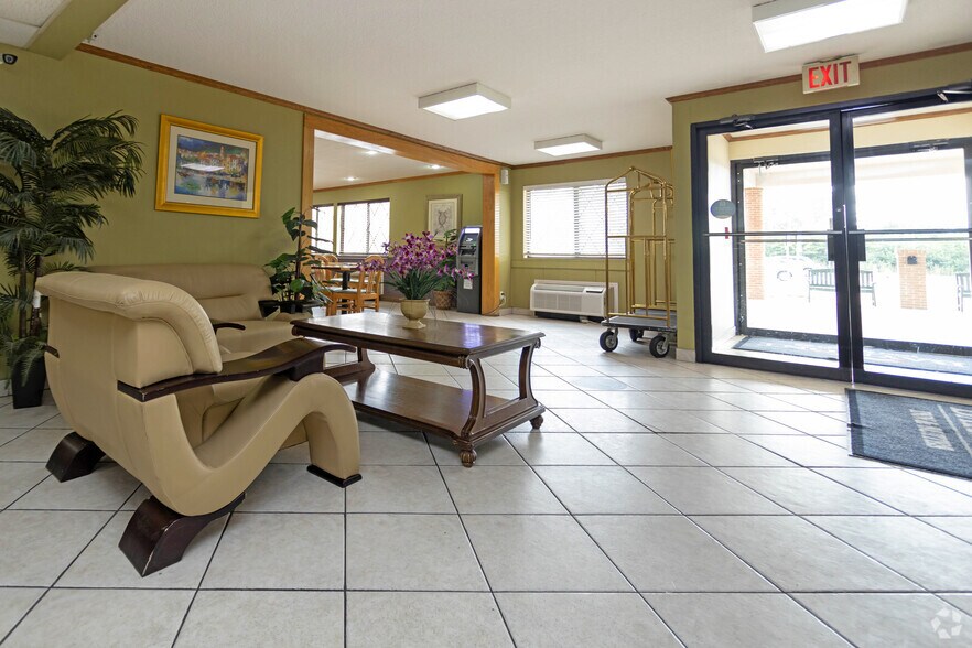 More Photos Of 5100 Hickory Point Frontage Rd, Decatur Hotel For Sale