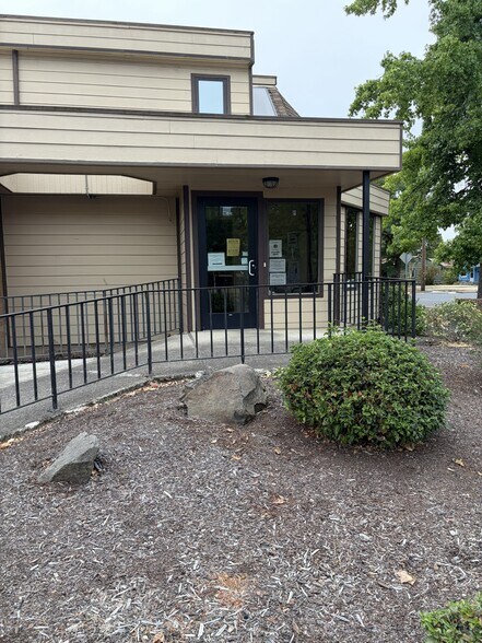 More Photos Of 1403 F St, Springfield Medical For Lease