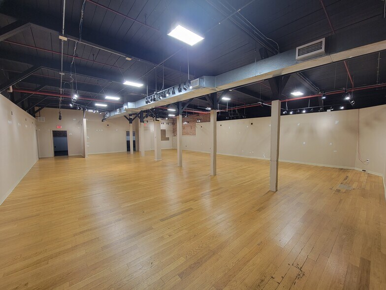 More Photos Of 100 Pleasant St, Dracut Self Storage For Lease